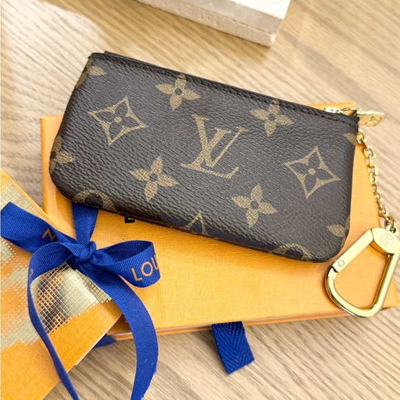 LOUIS VUITTON 2022 Monogram Cles Chain Key Pouch - Picture 7 of 13